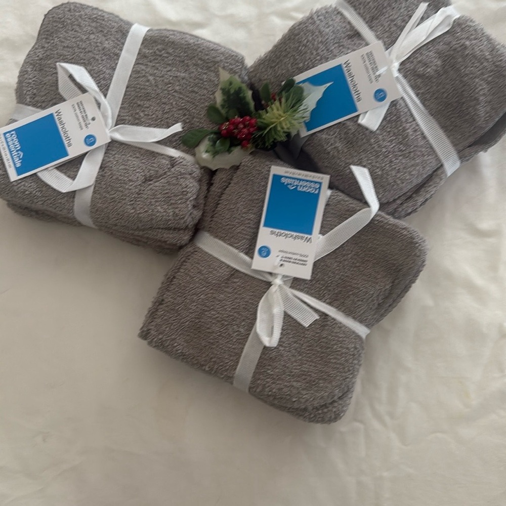Room Essentials Charcoal Bath Towel Set three pack